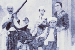 Imatge-de-WhaÉs de Pepe Pagán Planelles "Peje" a punt d'anar-se'n amb els seus fills cap a l'Entrà del 1925.tsApp-2025-07-07-a-les-10.08.31_d436da23